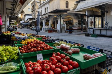 Selanik, Yunanistan, 17 Eylül 2025. Sabahın erken saatlerinde Kapani Market 'te yerel satıcılar tarafından hazırlanmış meyve ve sebze sandıklarıyla.