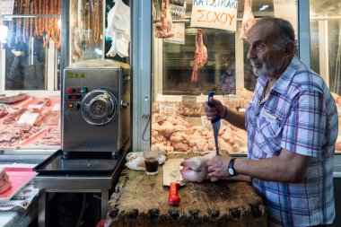 Selanik, Yunanistan, 17 Eylül 2025. Kapani Pazarı 'nda kasapların kestiği, sergilediği ve müşterilere taze et sattığı etçi tezgahları.