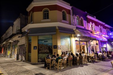 Selanik, Yunanistan, 17 Eylül 2025. Kapani Pazarı, masaları, yemekleri ve festival ışıkları altındaki insanlarla dolu canlı bir yemek merkezine dönüşüyor..