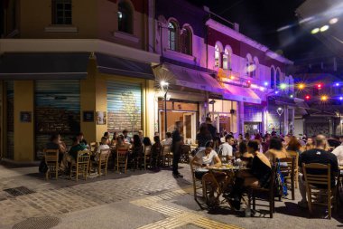 Selanik, Yunanistan, 17 Eylül 2025. Kapani Pazarı, masaları, yemekleri ve festival ışıkları altındaki insanlarla dolu canlı bir yemek merkezine dönüşüyor..