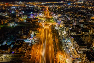 Selanik, Yunanistan Havacılık gece görüşü, batı bölgelerindeki işlek çok şeritli bir yol, araçlardan gelen hafif patikalar ve aydınlatmalı altyapı.