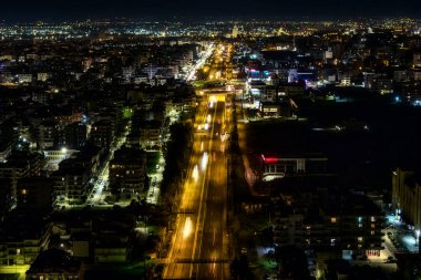 Selanik, Yunanistan Havacılık gece görüşü, batı bölgelerindeki işlek çok şeritli bir yol, araçlardan gelen hafif patikalar ve aydınlatmalı altyapı.