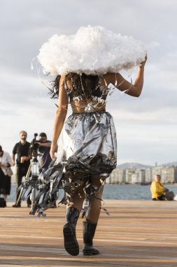 Modelleri yürümek bir açık sırasında defile ile yapılan giyim o