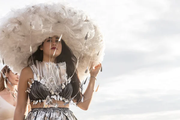 Modèles marcher un pendant défilé de mode en plein air avec des vêtements fabriqués o — Photo