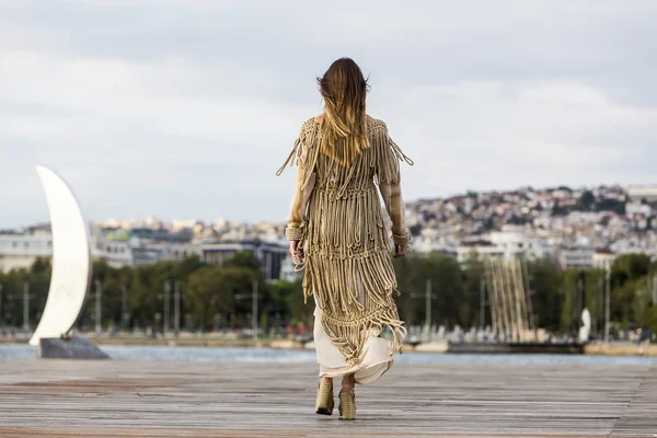 Модели ходить во время показа мод на открытом воздухе с одеждой — стоковое фото