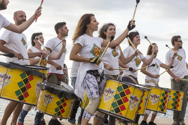 Bateristas y músicos durante el desfile de moda al aire libre con ropa —  Fotos de Stock