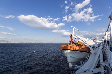 Gemi liman tarafındaki filika