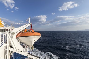 Gemi liman tarafındaki filika