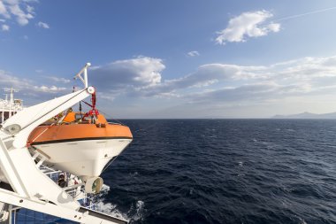 Gemi liman tarafındaki filika