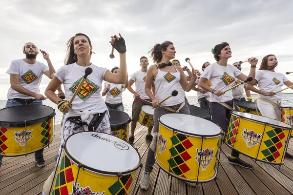 Batteristi e musicisti durante la sfilata di moda all'aperto con vestiti — Foto Stock