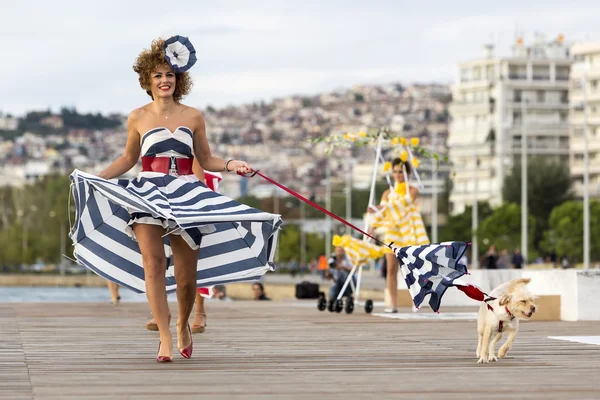 Models laufen während einer Outdoor-Modenschau mit Kleidung aus — Stockfoto
