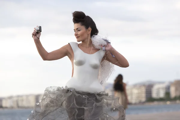 Модели ходить во время показа мод на открытом воздухе с одеждой — стоковое фото