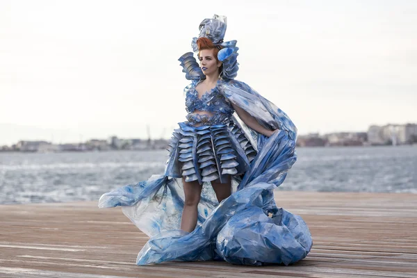 Modelos andar um durante desfile de moda ao ar livre com roupas feitas o — Fotografia de Stock