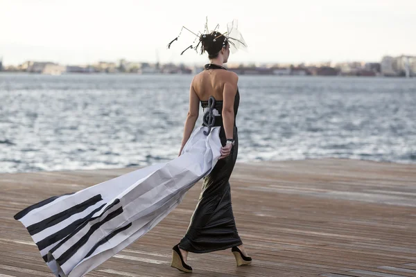 Models laufen während einer Outdoor-Modenschau mit Kleidung aus — Stockfoto