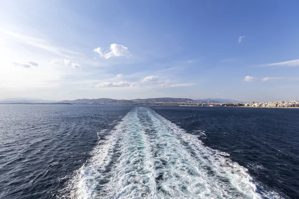 Sveglia oceanica dalla nave da crociera, con l'isola greca sullo sfondo — Foto Stock