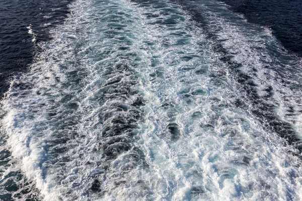 Ocean wake from cruise ship, on bright summer day. — Stock Photo, Image