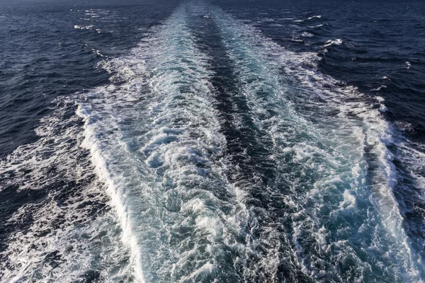 Ocean wake from cruise ship, on bright summer day. — Stock Photo, Image