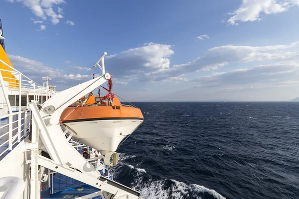 Bateau de sauvetage sur le côté bâbord du navire — Photo