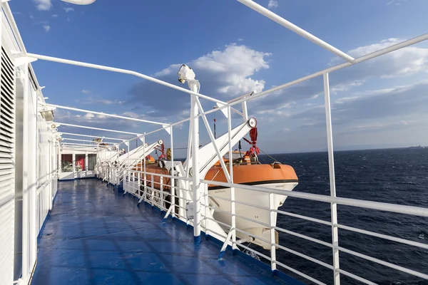 Lifeboat on the port side of the ship — Stock Photo, Image