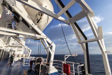 Santorini Adası, G gemi başlığının güvertede turist