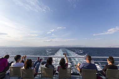 Santorini Isla bir gemi başlığa güvertede oturan turist