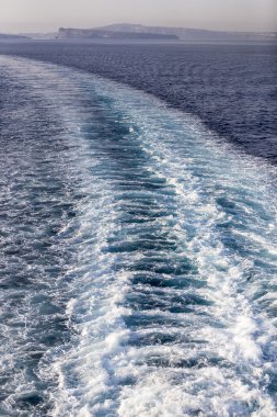 Okyanus gemisi ile Yunan Adası ve arka plan üzerinde uyku modundan