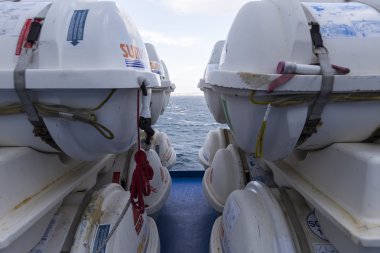 Yunanistan gemide acil liferafts içeren varil. R
