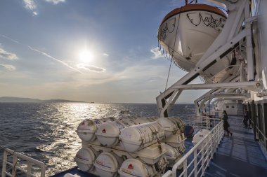 Yunanistan gemide acil liferafts içeren varil. R
