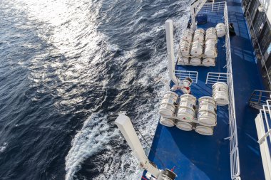 Yunanistan gemide acil liferafts içeren varil. R