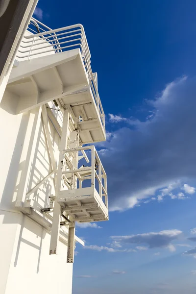Сходи у великому круїзному кораблі проти блакитного неба з хмарами — стокове фото