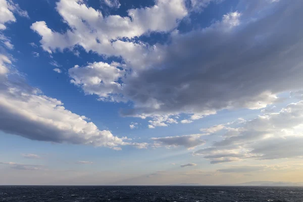 Blauwe hemel met wolken boven zee. natuur samenstelling. — Stockfoto