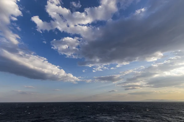 Blauwe hemel met wolken boven zee. natuur samenstelling. — Stockfoto