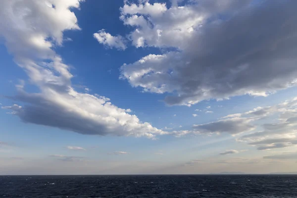 Mavi gökyüzü ile bulutlar deniz bitti. doğa kompozisyon. — Stok fotoğraf