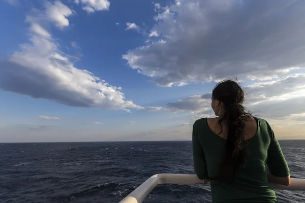 Вид сзади на женщину на палубе корабля . — стоковое фото