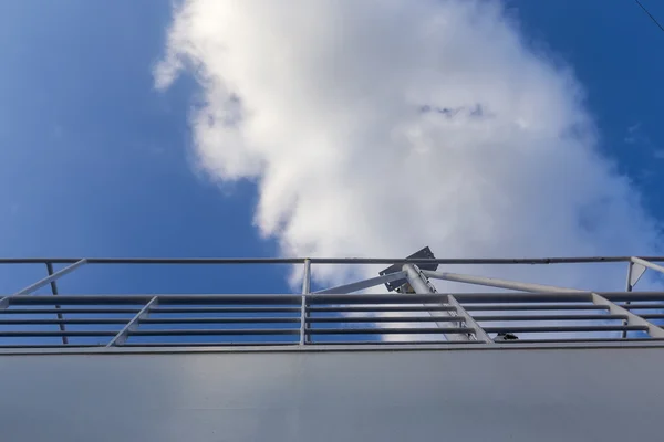 Корабельний балкон на тлі блакитного неба з хмарами — стокове фото