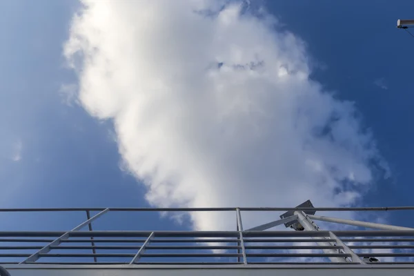 Корабельний балкон на тлі блакитного неба з хмарами — стокове фото