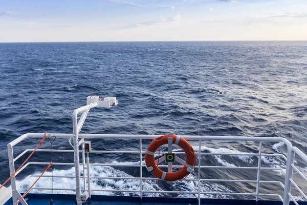 Dispositivo di galleggiamento personale sul ponte di una nave — Foto Stock