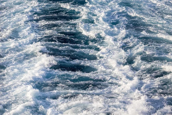 クルーズ船から明るい夏の日の海のスリープ解除. — ストック写真