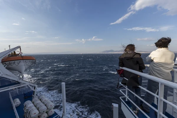 Туристы на палубе корабля, направляющегося на остров Санторини, в G — стоковое фото
