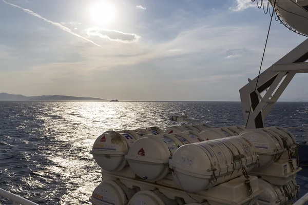 Barris contendo salva-vidas de emergência no navio, na Grécia. R — Fotografia de Stock