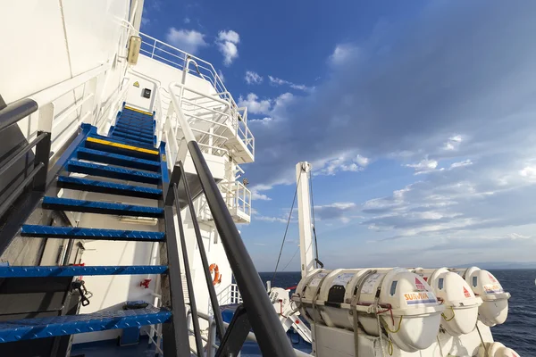 Trap in een grote cruise schip op weg naar Santorini eiland, in G — Stockfoto