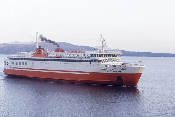 Adamantios Korais ship leaves from the harbor from Naxos, in Gre — Stock Photo, Image