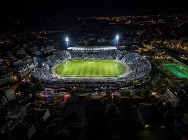 Bir futbol sırasında hayranlarla dolu Toumba Stadı 'nın hava kurum
