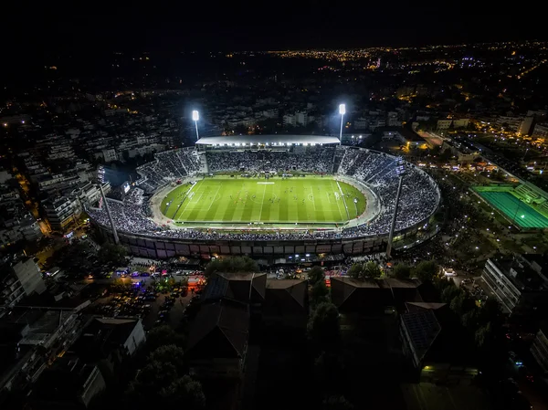 Fuliggine aerea dello stadio Toumba piena di tifosi durante un calcio — Foto Stock