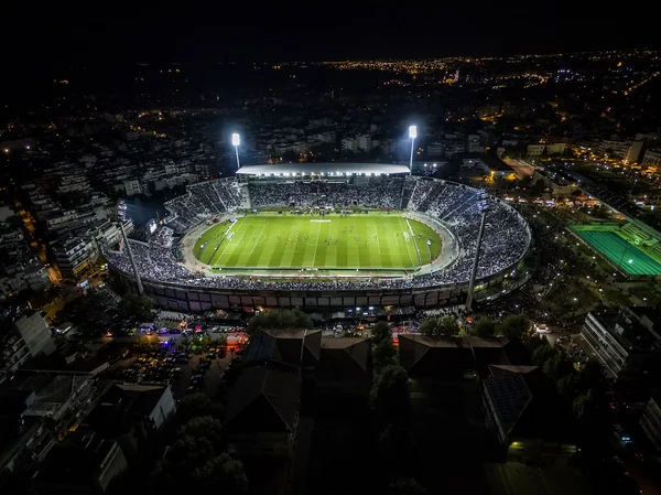 풋볼 동안 팬 들의 전체 Toumba 경기장의 공중 그을음 — 스톡 사진