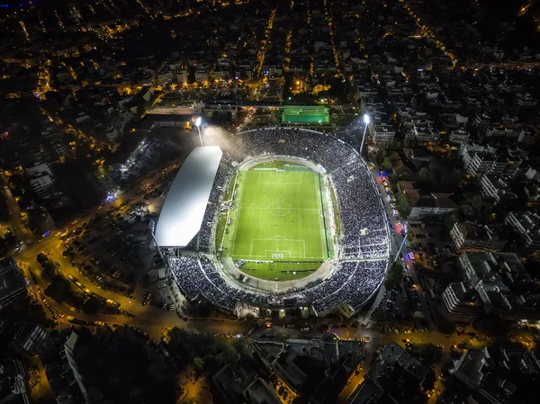 Lucht roet van het Toumba stadion vol fans tijdens een voetbal — Stockfoto