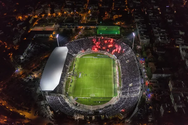 Aerial sot av Toumba Stadium full av fans under en fotboll — Stockfoto