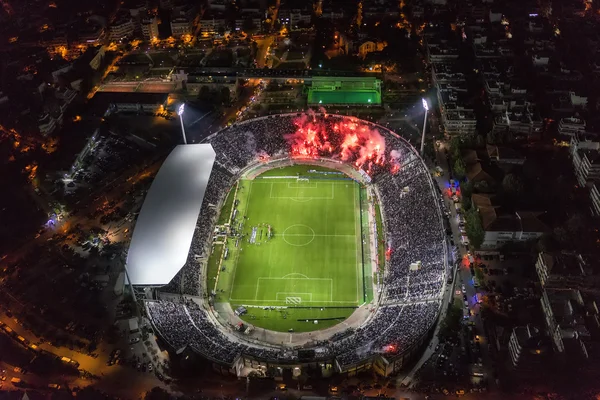 Ruß aus der Luft im Toumba-Stadion voller Fans während eines Fußballspiels — Stockfoto