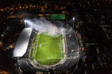 Bir futbol sırasında hayranlarla dolu Toumba Stadı 'nın hava kurum