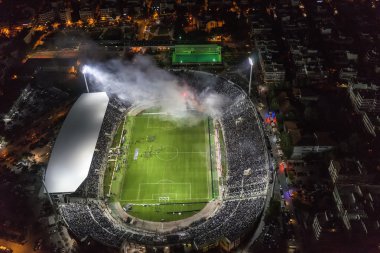 Bir futbol sırasında hayranlarla dolu Toumba Stadı 'nın hava kurum